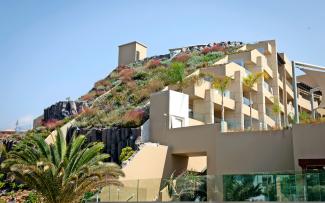 The appearance of the carpet of flowers that is the steep roof vegetation will change depending on the season. © ZinCo GmbH / Impermeabilizaciones Machado, S.L.U. Pitched green roof